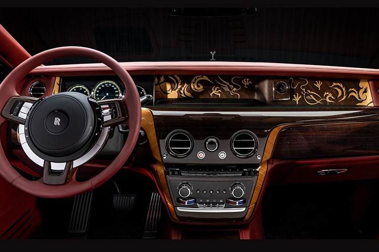 Điểm nhấn đặc biệt của xe siêu sang Phantom Dragon nằm ở nội thất với tông màu Ardent Red. Màu đỏ rực rỡ này xuất hiện ở ghế trước, táp-lô, vô-lăng và các chi tiết cửa tạo nên không gian ấm cúng và quyền lực.