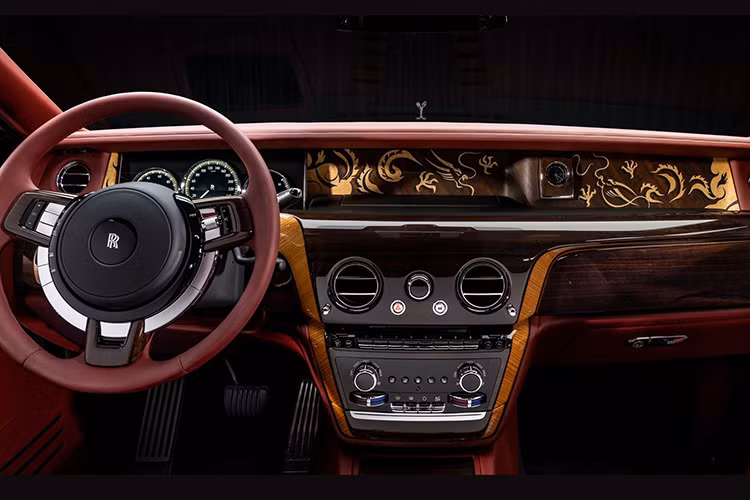 Điểm nhấn đặc biệt của xe siêu sang Phantom Dragon nằm ở nội thất với tông màu Ardent Red. Màu đỏ rực rỡ này xuất hiện ở ghế trước, táp-lô, vô-lăng và các chi tiết cửa tạo nên không gian ấm cúng và quyền lực.