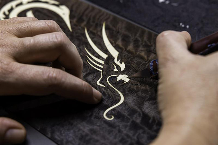 Hãng xe sang Anh quốc không tiết lộ giá xe Rolls-Royce Phantom Dragon 2025 cụ thể mà khách hàng phải bỏ ra để sở hữu. Tuy nhiên, với những chi tiết được thiết kế riêng và thủ công phức tạp, mức giá chắc chắn vượt xa con số khởi điểm 46 tỷ đồng của mẫu Phantom tiêu chuẩn.