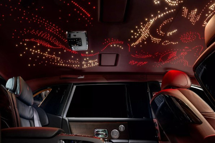 Thêm vào đó, họ gia đình của chủ nhân được thêu tỉ mỉ trên tựa đầu ghế mang dấu ấn cá nhân độc đáo. Một trong những điểm ấn tượng nhất của Phantom Dragon chính là khu vực táp-lô được tùy chỉnh hoàn toàn, được gọi là The Gallery.