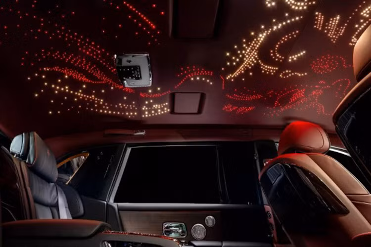 Thêm vào đó, họ gia đình của chủ nhân được thêu tỉ mỉ trên tựa đầu ghế mang dấu ấn cá nhân độc đáo. Một trong những điểm ấn tượng nhất của Phantom Dragon chính là khu vực táp-lô được tùy chỉnh hoàn toàn, được gọi là The Gallery.