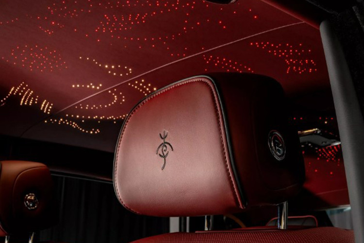 Phần táp lô trên Rolls-Royce Phantom năm Ất Tỵ này được chế tác từ bốn loại gỗ khác nhau, ghép lại thành hình ảnh hai con rồng đang bay lượn trong mây, sử dụng 297 miếng gỗ nhỏ. Đây là tác phẩm nghệ thuật thủ công, thể hiện sự tinh tế và tỉ mỉ đến từng chi tiết.