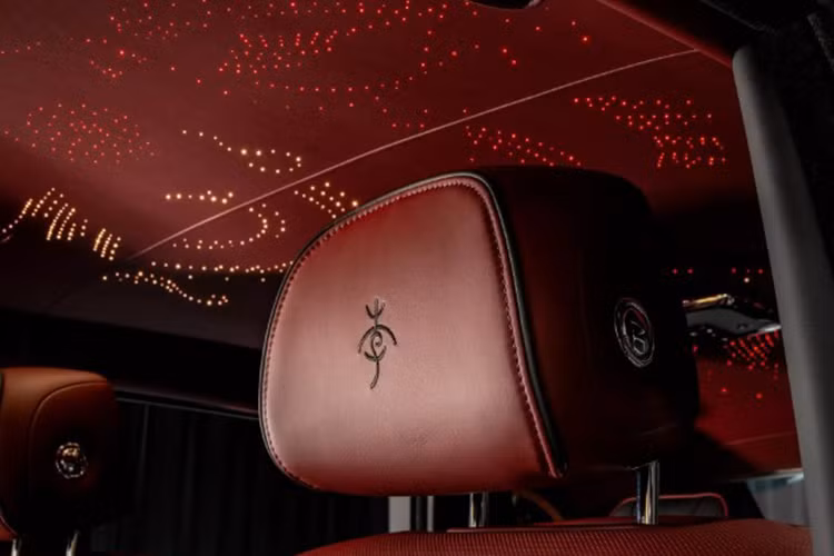 Phần táp lô trên Rolls-Royce Phantom năm Ất Tỵ này được chế tác từ bốn loại gỗ khác nhau, ghép lại thành hình ảnh hai con rồng đang bay lượn trong mây, sử dụng 297 miếng gỗ nhỏ. Đây là tác phẩm nghệ thuật thủ công, thể hiện sự tinh tế và tỉ mỉ đến từng chi tiết.