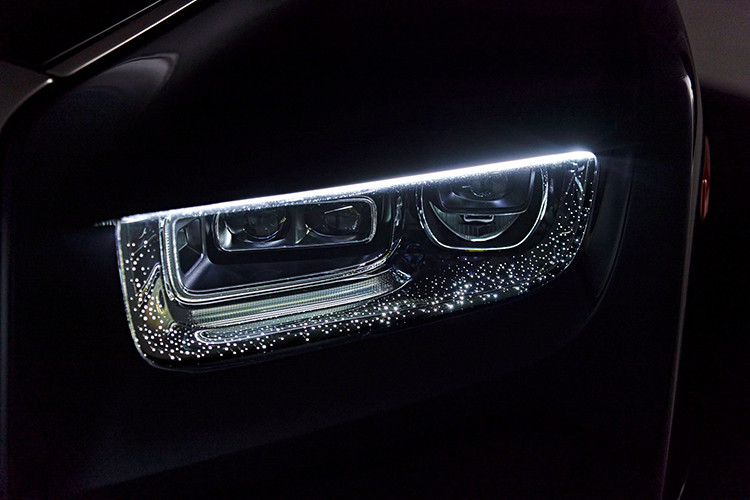 Rolls-Royce Phantom bản rồng vàng 2025 này được đặt riêng bởi một khách hàng tại Trung Quốc để ăn mừng năm Thìn và chiếc xe này thể hiện tinh thần độc bản từ trong ra ngoài. Phần ngoại thất của xe sử dụng tông màu Iced Diamond Black, tạo cảm giác tối giản nhưng vẫn toát lên sự quyền quý.