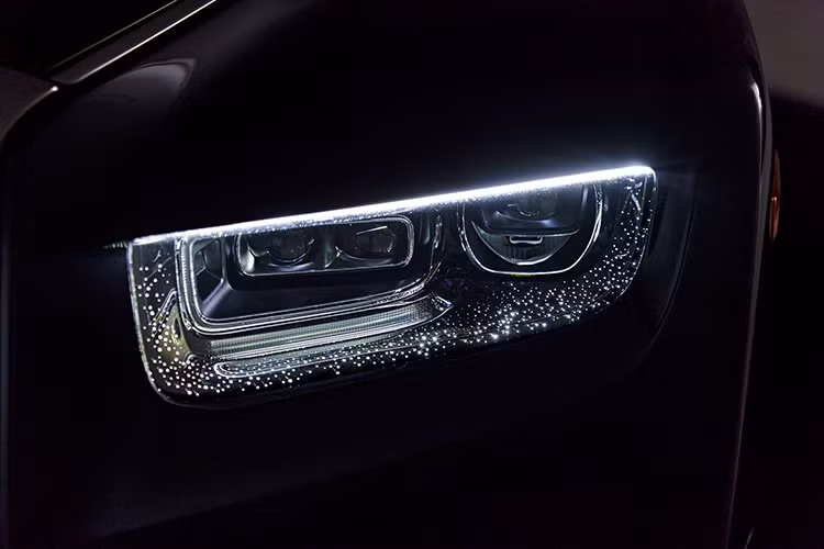 Rolls-Royce Phantom bản rồng vàng 2025 này được đặt riêng bởi một khách hàng tại Trung Quốc để ăn mừng năm Thìn và chiếc xe này thể hiện tinh thần độc bản từ trong ra ngoài. Phần ngoại thất của xe sử dụng tông màu Iced Diamond Black, tạo cảm giác tối giản nhưng vẫn toát lên sự quyền quý.