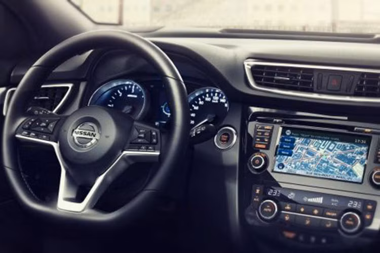 Bên cạnh động cơ mới, Nissan Qashqai phiên bản nâng cấp 2019 cũng sẽ được được bổ sung thêm hệ thống thông tin giải trí mới, tương thích với Android Auto, Apple CarPlay và nâng cấp qua Wifi...