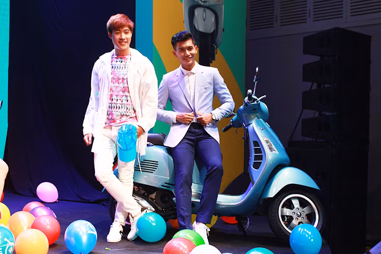 Bên cạnh những màu hiện hành như trắng, xanh đậm, đỏ, cam, xanh lá cây đậm, loạt sản phẩm mới cũng được bổ sung 2 màu hoàn toàn mới là ghi lụa và đỏ mờ.