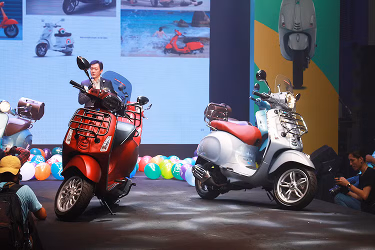 Riêng mẫu xe "đình đám" một thời Vespa PX 125cc phiên bản mới nhất hiện nay sẽ có giá bán 135 triệu đồng tại thị trường Việt Nam.