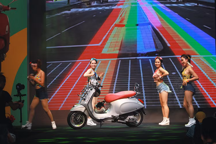 Piaggio Việt Nam cho biết, hai mẫu xe Vespa Primavera và Vespa Sprint hiện đã có mặt tại hệ thống đại lý ủy nhiệm. Dự kiến mẫu xe Vespa GTS sẽ bắt đầu có mặt trên thị trường từ tháng 8/2016 và tiếp sau đó, đến tháng 9/2016 sẽ là sự xuất hiện của Vespa PX.