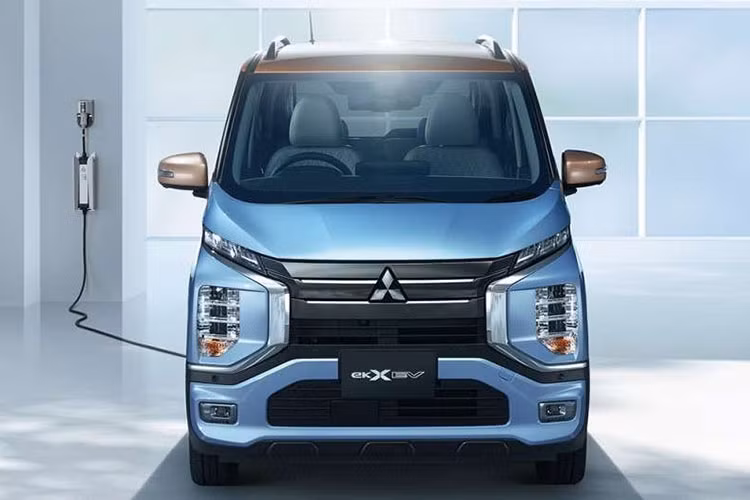 Đằng sau Mitsubishi eK X EV là đèn hậu nằm dọc, ôm lấy hai góc đuôi xe, cánh gió mui và nẹp mạ crôm trên cửa cốp. Cản sau của xe được bao quanh bằng ốp nhựa màu đen, tương tự sườn xe, hốc bánh và cản trước. Tiếp đến là logo "EV" ở chắn bùn trước, nóc sơn màu khác biệt với thân xe và baga nóc...