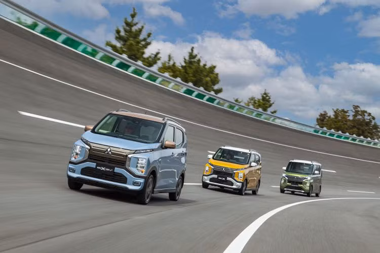 Điểm nhấn còn lại của xe là hệ thống đỗ xe tự động My Pilot Parking, hệ thống giữ làn đường trên cao tốc, hệ thống kiểm soát hành trình thích ứng và hỗ trợ giữ làn đường. Tại thị trường Nhật Bản, giá xe Mitsubishi eK X EV 2023 bán ra khởi điểm chỉ từ 1,848 triệu Yên (khoảng 308 triệu đồng), đã bao gồm ưu đãi dành cho ôtô điện. 