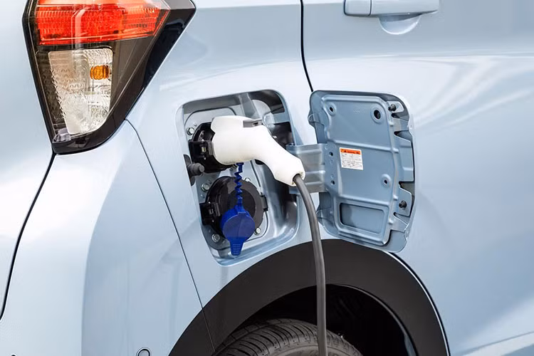 Thêm vào đó là hệ thống đèn 2 tầng trên đầu xe, giống với Mitsubishi Xpander đời cũ. Tầng trên là dải đèn LED định vị ban ngày mỏng hẹp và tầng dưới là cụm đèn pha nằm dọc. Ngoài ra, xe còn có cản trước đi kèm đèn sương mù, ốp gầm giả bên dưới. Bên sườn xe sở hữu đường dập gân kéo dài từ chắn bùn trước đến đèn hậu và bộ vành hợp kim 15 inch với thiết kế 5 chấu kép, phay xước 2 màu.