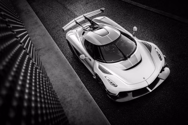 Koenigsegg cho biết siêu xe Jesko sẽ tới tay khách hàng đặt mua sau 12 tháng. Tuy nhiên, hãng này cũng có quy định chỉ được chuyển nhượng siêu xe sau khoảng thời gian nhất định. Khách hàng vi phạm có thể bị loại khỏi danh sách mua.