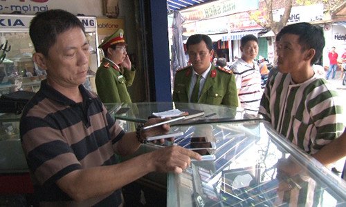 Bat doi tuong lien tiep cuop giat tai san khi vua ra tu-Hinh-2