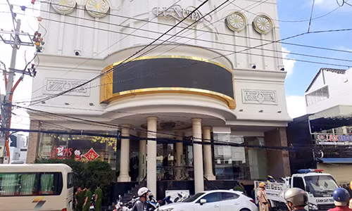 Nhieu nam nu thanh nien su dung ma tuy tai karaoke Luxury