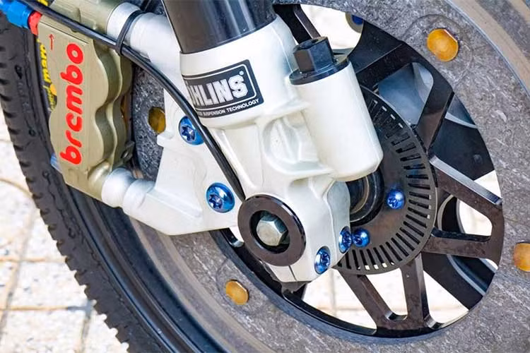 “Dàn chân” của xe là một trong những vị trí gây ấn tượng nhất bởi lẽ nó được trang bị đầy đủ những món đồ thừa hưởng từ những đường đua chuyên nghiệp. Phuộc trước của xe là mẫu Ohlins Black Edition cỡ lớn với các cấp chỉnh tuỳ ý. Ohlins trước kết hợp cùng treo Monoshock Nitron R3 tạo cân bằng hoàn hảo cho toàn thân xe.