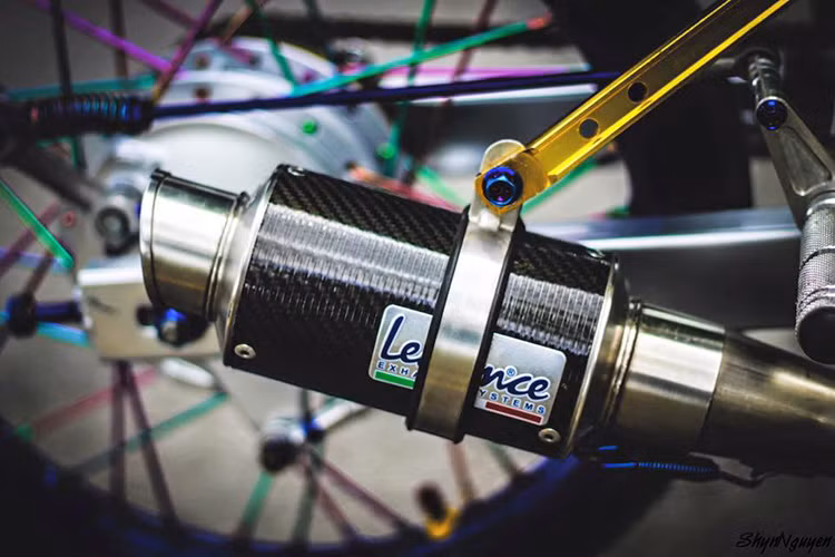 Pô LeoVince Corsa lon ngắn hàng hiệu đi kèm số gãy cho khả năng sang số linh hoạt khi chạy drag.