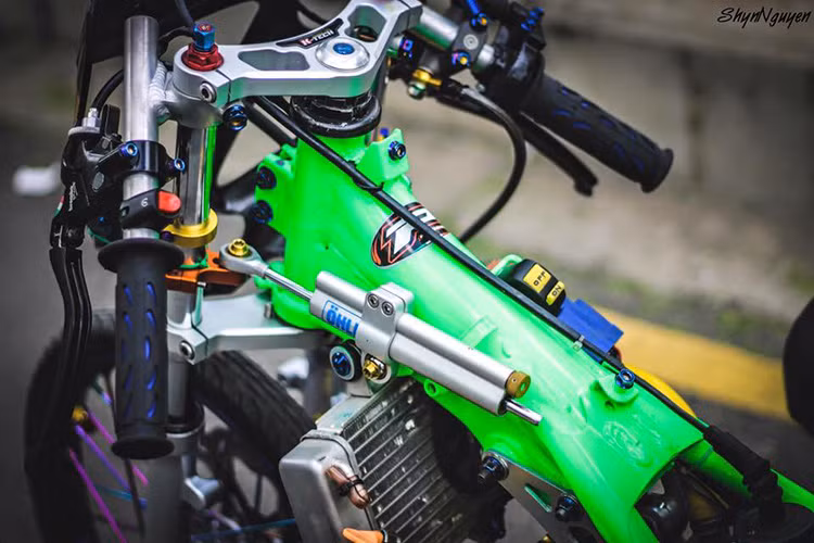 Ghi đông hạ thấp, tay lái gấp vào trong cho dáng ngồi chồm như những xe SportBike. Xe trang bị cùm thắng Brembo RCS, cùm tăng Domino.