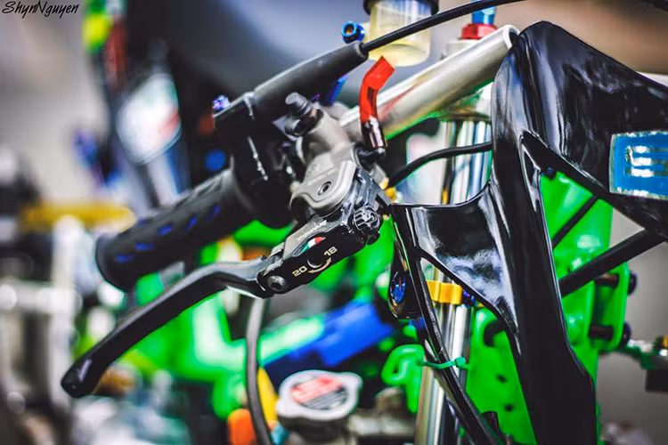 Xe được trang bị trợ lực sườn Ohlins được bắt với ốc titan, các công tắc cùng nhiều chi tiết nhựa, đèn, đầu... được lược bỏ bớt. 