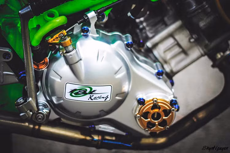 Lốc máy của chiếc Yamaha Exciter 135cc được người chơi độ lên full ốc Titan cùng nhiều chi tiết bắt mắt.