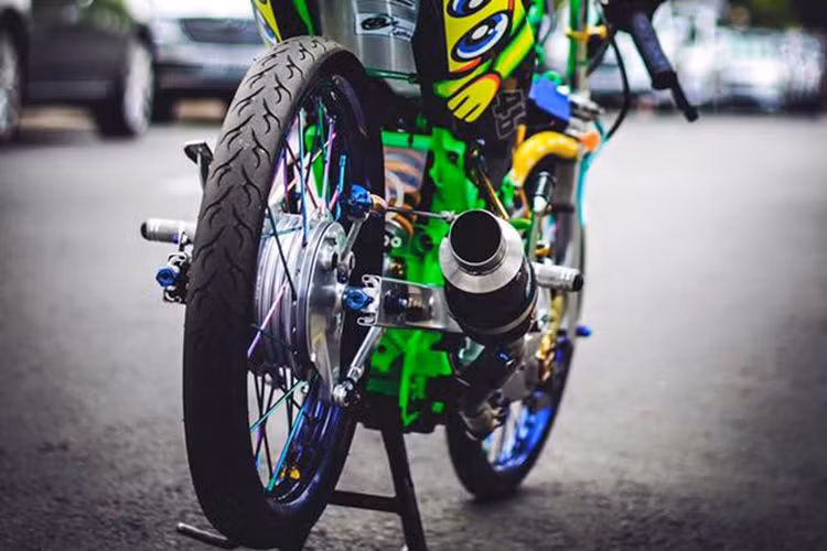 Xe được trang bị giảm sóc sau dạng mono shock hàng hiệu.