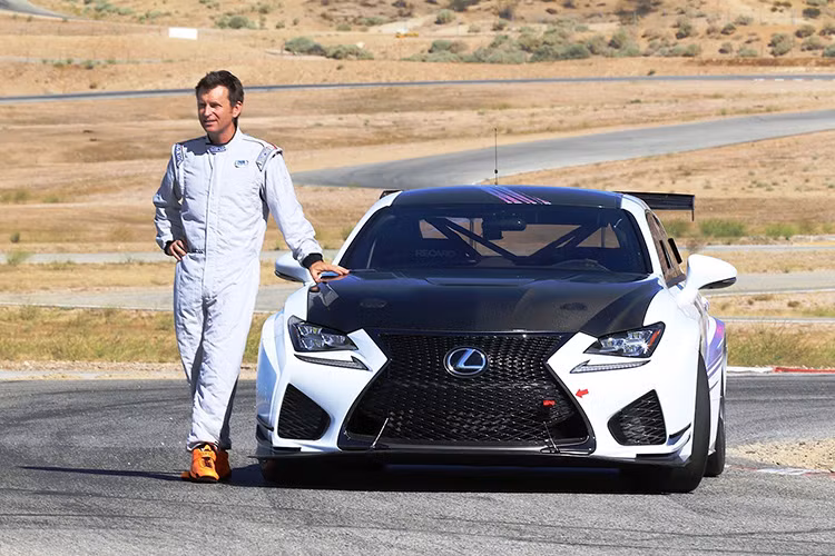 Ngồi sau vô-lăng chiếc Lexus RC F GT Concept là tay đua người Anh Justin Bell. Ông đã giành chức vô địch giải FIA GT và 24 Hours of Le Mans năm 1998.