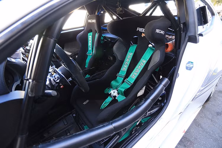 Xe được thiết kế với nội thất đúng kiểu xe thể thao nhưng cũng không hề kém phần hấp dẫn so với với các phiên bản thường.