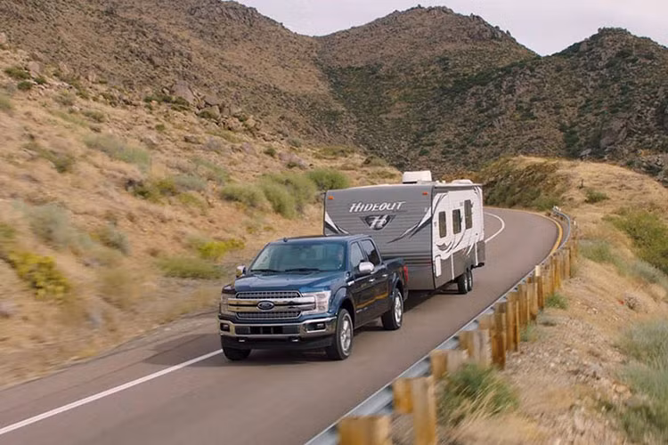 Ford F-150 bản máy dầu của năm 2018 sẽ có giá bán từ khoảng 28.000 USD đến 60.000 USD cho phiên bản Limited. Việc trang bị động cơ diesel sẽ khiến F-150 có giá bán thấp hơn vài nghìn USD nếu so với một chiếc xe động cơ xăng có hiệu suất tương đương.