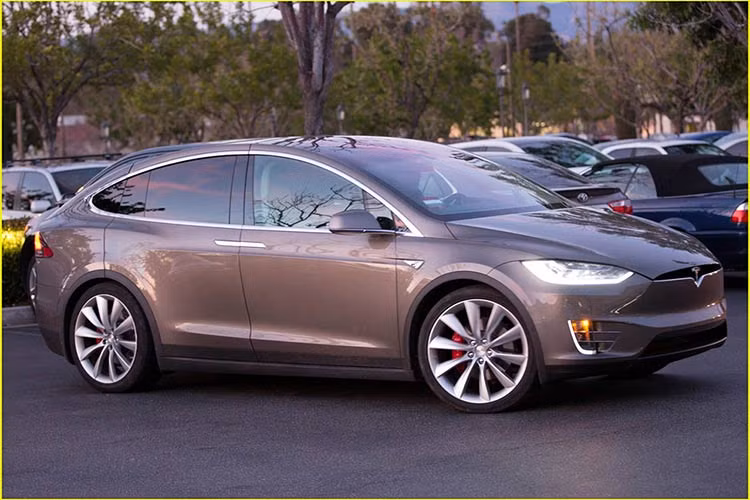 Tesla Model X P90D có thể tăng tốc từ 0-96 km/h trong 3,2 giây, đạt vận tốc tối đa 241 km/h và hoàn thành vòng đua 400 mét sau 11,7 giây. Tại thị trường Mỹ, Tesla Mode X có giá khởi điểm 132.000 USD, tương đương 2,9 tỷ Đồng.