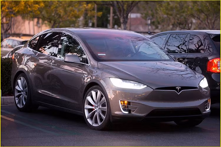 Tesla Model X phiên bản mạnh nhất của Jaden Smith được sơn màu xám và thuộc phiên bản P90D mạnh nhất. Không chỉ được mệnh danh là mẫu SUV chạy điện nhanh nhất thế giới, Tesla Model X còn gây ấn tượng với bộ cửa cánh chim.