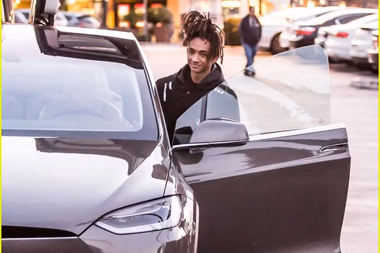 Jaden Smith không chỉ là con trai của nam tài tử Will Smith mà còn nổi tiếng với vai diễn chính trong phim “Cậu Bé Karate” cùng với ngôi sao phim hành động nổi tiếng Châu Á - Thành Long.