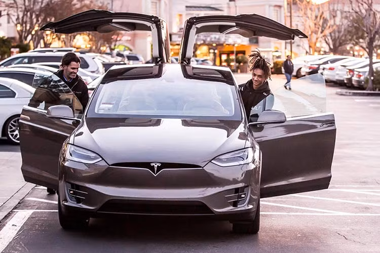 Xe của Jaden Smith là 1 trong 200 chiếc Tesla Model X đầu tiên đã được giao cho khách hàng. Trước đó, hãng Tesla đã nhận tổng cộng 10.000 đơn đặt hàng dành cho Model X.