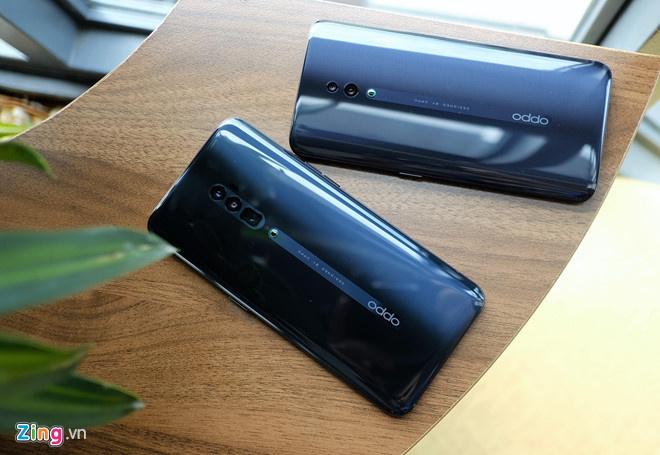 Oppo Reno 10x Zoom Edition (21 triệu đồng) - Máy có thiết kế camera trượt “vây cá mập” khá độc đáo so với phần lớn smartphone hiện nay. Camera này hỗ trợ người dùng mở khóa nhận dạng khuôn mặt và cũng có tính năng bảo vệ khi rơi tự do. Điểm nổi bật nhất trên chiếc máy này nằm ở cụm camera hỗ trợ zoom 10x. So với phiên bản tiêu chuẩn, máy được bổ sung thêm khả năng lấy nét bằng lazer, giúp lấy nét nhanh và chính xác hơn trong các điều kiện thiếu sáng.