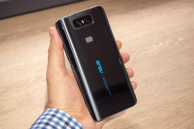 Asus Zenfone 6 (12,5 triệu đồng) - Máy có thiết kế tương tự mẫu Oppo N1 với cụm camera sau hỗ trợ xoay lật ra phía trước. Điều này cho phép máy tối ưu không gian hiển thị mặt trước. Cụm camera kép của máy gồm ống kính chính 48 MP và ống kính góc siêu rộng 13 MP. Hệ thống camera này đồng thời đảm nhận nhiệm vụ của camera selfie khi xoay lật về phía trước. Hiện tại, sản phẩm chưa được phân phối chính hãng tại Việt Nam, người dùng chỉ có thể tiếp cận thông qua một số cửa hàng xách tay.