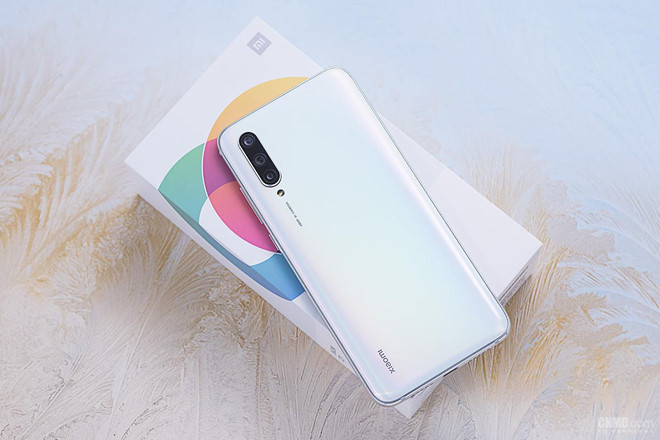 Xiaomi Mi CC9 (7 triệu đồng) - Sau khi mua lại Meitu, Xiaomi đã giới thiệu dòng Mi CC9 hướng đến người dùng thích selfie. Máy có ngoại hình tương tự mẫu Mi 9 ra mắt trước đó với mặt lưng kính gradient và màn hình giọt nước. Mi CC9 có camera selfie 32 MP, tích hợp AI hỗ trợ làm đẹp nhiều cấp độ, cùng bộ lọc màu đa dạng. Sản phẩm này hiện chỉ được bán ra thông qua một số cửa hàng xách tay.