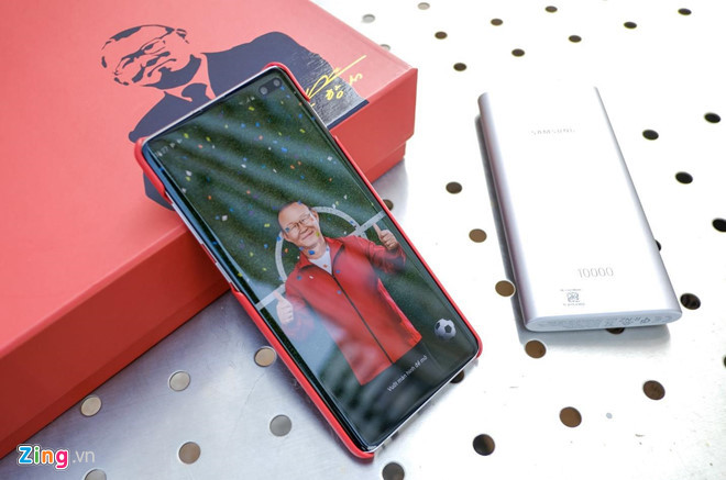 Samsung Galaxy S10+ Park Hang-seo Limited Edition (24 triệu đồng) - Đây là phiên bản giới hạn dành cho người hâm mộ bóng đá được thiết kế độc quyền cho thị trường Việt Nam. Bộ sản phẩm bao gồm điện thoại Samsung Galaxy S10+, ốp lưng có hình ảnh và chữ ký của HLV Park Hang-seo cùng pin sạc dự phòng dung lượng 10.000 mAh. Máy cũng được trang bị giao diện hoàn toàn mới. Bộ icon, thanh thông báo, các ứng dụng mặc định của Galaxy S10+ đều được chuyển đổi thành thiết kế đặc trưng.