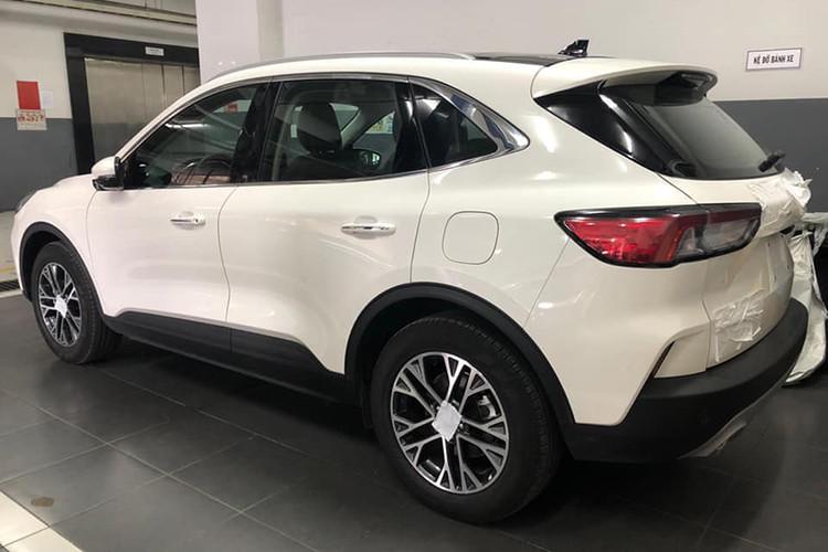 Escape 2020 thế hệ thứ 4 hoàn toàn mới có nhiều thay đổi mạnh mẽ về kiểu dáng thiết kế nội ngoại thất, trang bị nhiều công nghệ an toàn và hỗ trợ lái mới. Xe sở hữu chiều dài 4.585 mm, rộng 1.882 mm, cao 1.742 mm và chiều dài cơ sở 2.710 mm. So với phiên bản cũ, kích thước của Ford Escape 2020 đã tăng đáng kể nhưng trọng lượng lại giảm 90 kg nhờ cơ sở gầm bệ toàn cầu C2 mới.