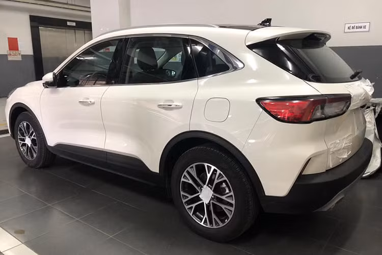 Escape 2020 thế hệ thứ 4 hoàn toàn mới có nhiều thay đổi mạnh mẽ về kiểu dáng thiết kế nội ngoại thất, trang bị nhiều công nghệ an toàn và hỗ trợ lái mới. Xe sở hữu chiều dài 4.585 mm, rộng 1.882 mm, cao 1.742 mm và chiều dài cơ sở 2.710 mm. So với phiên bản cũ, kích thước của Ford Escape 2020 đã tăng đáng kể nhưng trọng lượng lại giảm 90 kg nhờ cơ sở gầm bệ toàn cầu C2 mới.