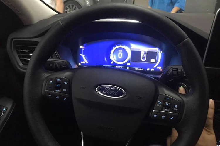 Ngoài ra, Escape cũng có hệ thống FordPass Connect (trang bị tiêu chuẩn) cung cấp kết nối Wi-Fi 4G LTE cho tối đa 10 thiết bị, cho phép người lái truy cập xe từ xa qua điện thoại thông minh để khóa/ mở khóa, định vị và khởi động xe,... hàng ghế thứ 2 của xe có thể trượt cho phép hành khách ngồi phía sau gia tăng chỗ để chân hơn.