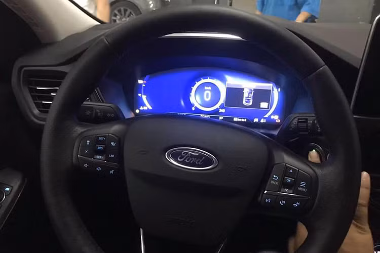 Ngoài ra, Escape cũng có hệ thống FordPass Connect (trang bị tiêu chuẩn) cung cấp kết nối Wi-Fi 4G LTE cho tối đa 10 thiết bị, cho phép người lái truy cập xe từ xa qua điện thoại thông minh để khóa/ mở khóa, định vị và khởi động xe,... hàng ghế thứ 2 của xe có thể trượt cho phép hành khách ngồi phía sau gia tăng chỗ để chân hơn.