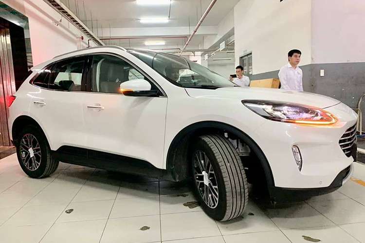 Trước đó, Ford Việt Nam đã quyết định khai tử dòng xe Focus để dọn đường đưa Escape thế hệ mới tại Việt Nam. Có lẽ do biết rằng Focus khó cạnh tranh với các đối thủ cùng phân khúc nên hãng xe Mỹ đã quyết định thay thế bằng mẫu Escape gầm cao dễ bán hơn, ít đối thủ hơn.