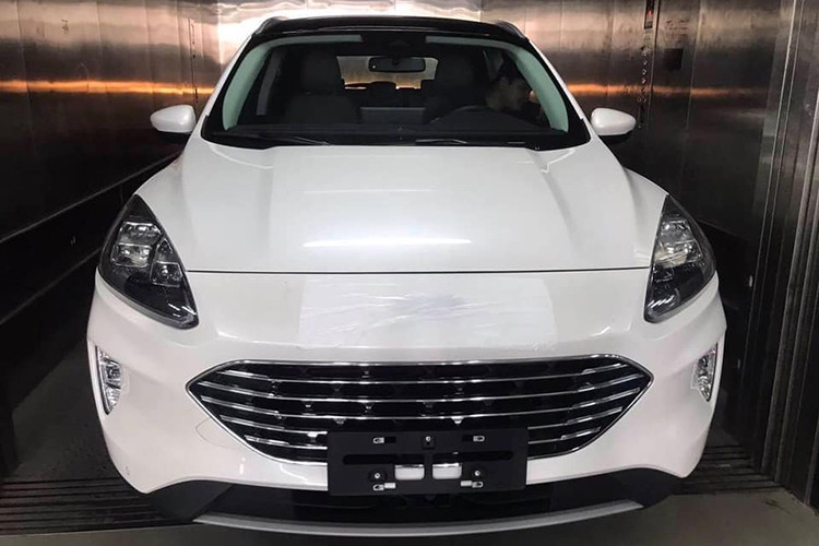 Phần đầu xe, các nhà thiết kế Ford đã lấy cảm hứng từ lưới tản nhiệt hình thang trên Mustang thế hệ thứ 6 để thiết kế lưới tản nhiệt cho Escape hoàn toàn mới, bên cạnh đó phần đầu xe còn vay mượn thiết kế từ siêu xe "flagship" của hãng - Ford GT. Phần mui xe được thiết kế dốc hơn, trông mềm mại và bớt gồ ghề hơn thế hệ trước.