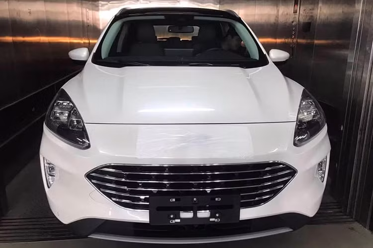 Phần đầu xe, các nhà thiết kế Ford đã lấy cảm hứng từ lưới tản nhiệt hình thang trên Mustang thế hệ thứ 6 để thiết kế lưới tản nhiệt cho Escape hoàn toàn mới, bên cạnh đó phần đầu xe còn vay mượn thiết kế từ siêu xe "flagship" của hãng - Ford GT. Phần mui xe được thiết kế dốc hơn, trông mềm mại và bớt gồ ghề hơn thế hệ trước.