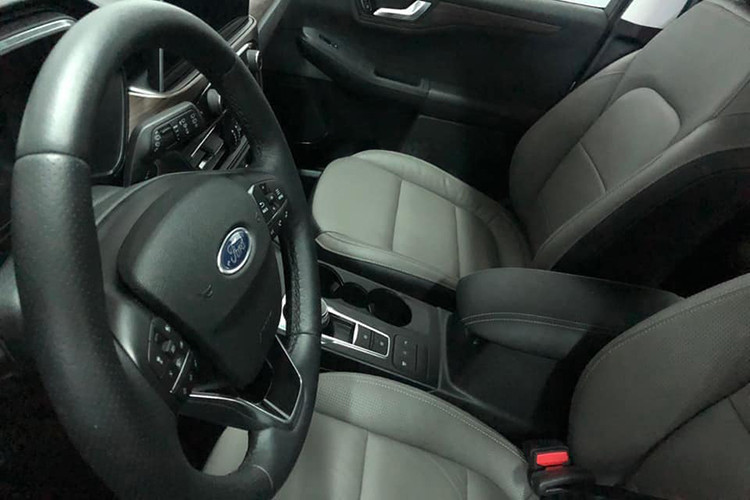 Về nội thất, Escape mới mang nhiều nét tương đồng với trên Explorer hay Focus mới, cụ thể là bảng táp-lô thiết kế đa tầng là màn hình cảm ứng trung tâm nhô cao kích thước 8 inch chạy hệ điều hành SYNC3 hỗ trợ kết nối với Apple CarPlay &amp; Android Auto, trang bị màn hình hiển thị trên kính lái (HUD), tiện nghi giải trí dàn âm thanh Bang &amp; Olufsen (B&amp;O) 10 loa có công suất 575 watt.