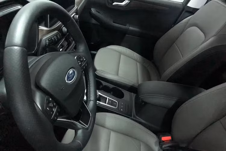 Về nội thất, Escape mới mang nhiều nét tương đồng với trên Explorer hay Focus mới, cụ thể là bảng táp-lô thiết kế đa tầng là màn hình cảm ứng trung tâm nhô cao kích thước 8 inch chạy hệ điều hành SYNC3 hỗ trợ kết nối với Apple CarPlay &amp; Android Auto, trang bị màn hình hiển thị trên kính lái (HUD), tiện nghi giải trí dàn âm thanh Bang &amp; Olufsen (B&amp;O) 10 loa có công suất 575 watt.