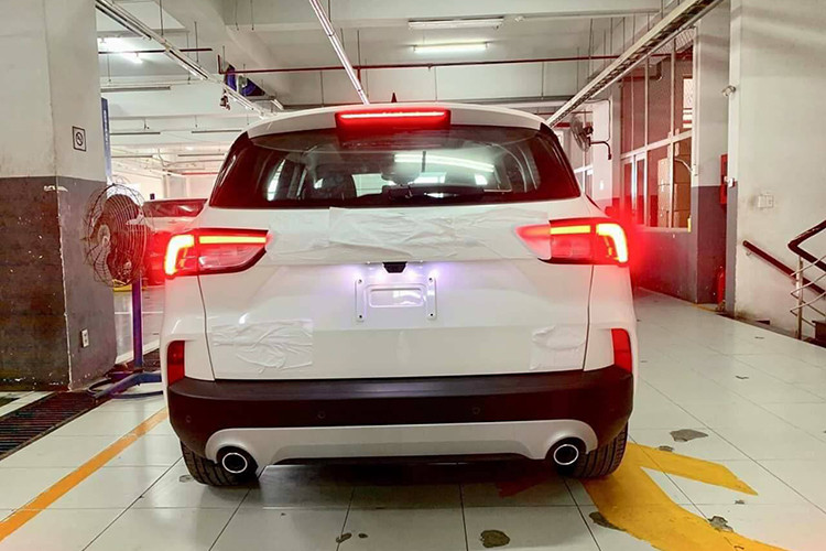 Thông số, giá bán cụ thể và các phiên bản của Escape vẫn còn là bí mật. Được biết, đến ngày 24/10/2019, sẽ có thông tin đầy đủ và rõ ràng hơn cho các phiên bản của Escape tại Việt Nam. Nhưng các đại lý đã bắt đầu nhận đặt cọc xe sớm với số tiền giữ chỗ là 10 triệu đồng. Giá bán Ford Escape 2020 được nhân viên đại lý cho biết sẽ dao động trong khoảng từ dưới 1 tỷ đồng. Rất có thể đầu năm 2020 xe sẽ được lắp ráp tại Việt Nam.