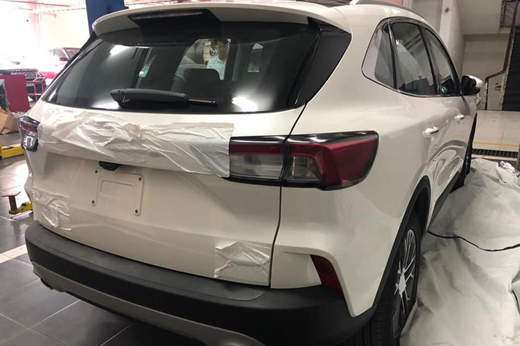 Trong khi đó thiết sườn xe, vành la-zăng, đuôi xe và cụm đèn hậu của Ford Escape thế hệ mới cũng được thiết kế lại đẹp mắt hơn nhằm tăng sức cạnh tranh với các đối thủ như Mazda CX-5, Honda CR-V, Hyundai Tucson hay Subaru Forester vừa ra mắt tại Việt Nam.