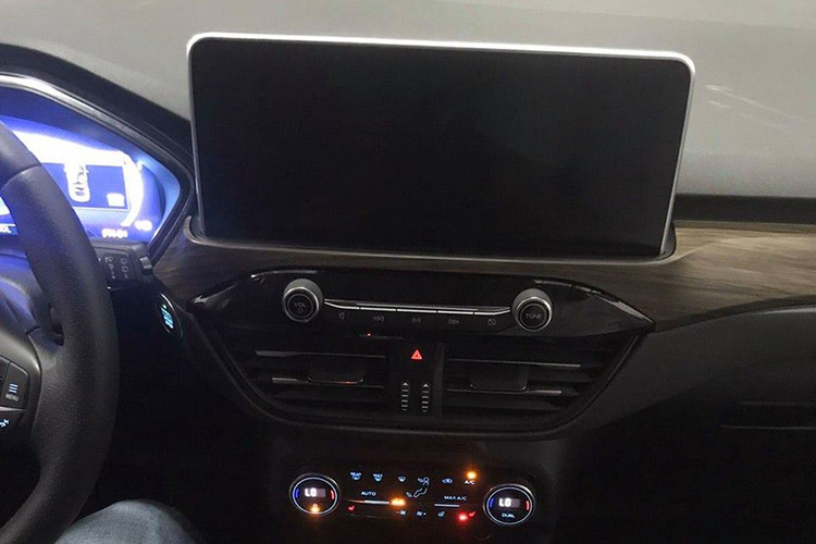 Theo một tư vấn bán hàng cho hay, Escape 2020 về Việt Nam sẽ có 2 phiên bản và sử dụng chung khối động cơ EcoBoost, dung tích 1.5L có công suất tối da 180 mã lực giống với máy của Focus mới bị Ford Việt Nam ngừng lắp ráp. Rất có khả năng động cơ 1.5L của Ford Escape 2020 tại Việt Nam sẽ được chuyển từ 4 xi-lanh sang 3 xi-lanh và bổ sung công nghệ ngắt xi-lanh chủ động giúp giảm lượng xăng tiêu thụ giống ở thị trường nước ngoài.