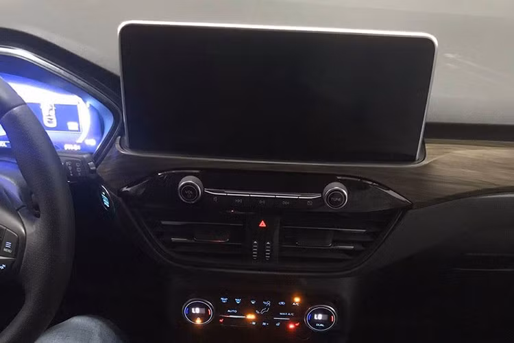 Theo một tư vấn bán hàng cho hay, Escape 2020 về Việt Nam sẽ có 2 phiên bản và sử dụng chung khối động cơ EcoBoost, dung tích 1.5L có công suất tối da 180 mã lực giống với máy của Focus mới bị Ford Việt Nam ngừng lắp ráp. Rất có khả năng động cơ 1.5L của Ford Escape 2020 tại Việt Nam sẽ được chuyển từ 4 xi-lanh sang 3 xi-lanh và bổ sung công nghệ ngắt xi-lanh chủ động giúp giảm lượng xăng tiêu thụ giống ở thị trường nước ngoài.