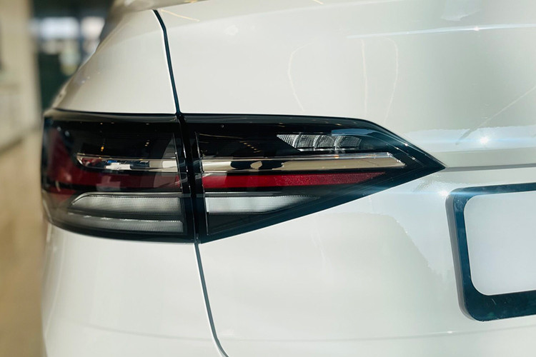 Giá bán cao cũng khiến Volkswagen Virtus 2023 ế ẩm và mất đi sức hút, cũng như tính cạnh tranh trên thị trường dù cho mẫu xe này được đánh giá cao về độ chắc chắn, ổn định bởi xuất xứ châu Âu.